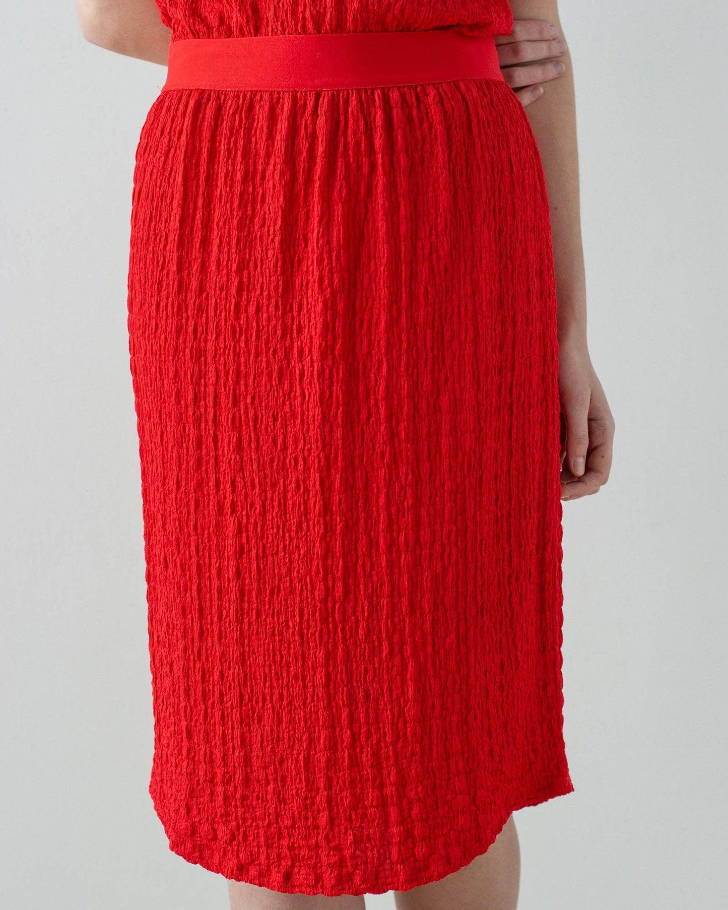 Popcorn Textured Elastic Waist Midi Skirt in Flame Scarlet