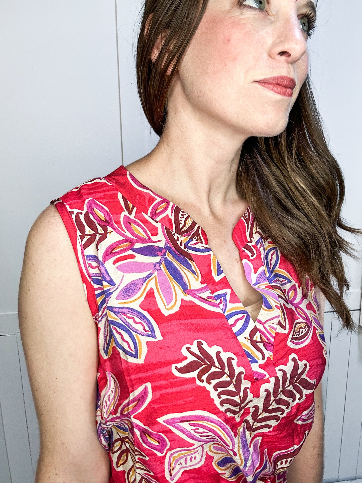 V-neck Midi Floral Print Dress w/ Adjustable Waist Detail in Fuchsia & Orchid